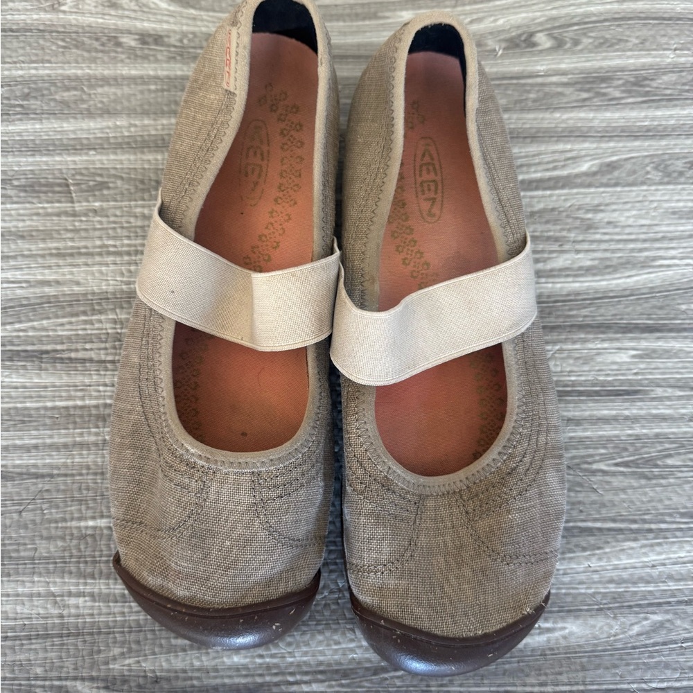 Keen Mary Jane Women’s Flats, size 8.5. Beige.